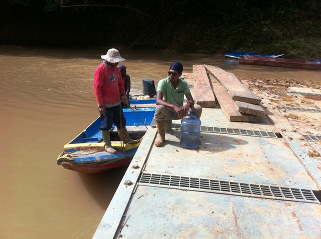 Description: D:\Gil Job Related Doc\Guyana\Guyana Photo Album\2012\Photos\04-11-12\excevator landing\1.jpg