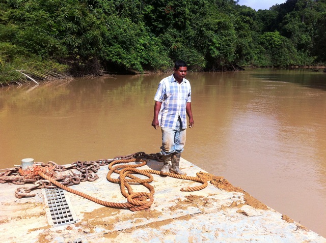 Description: D:\Gil Job Related Doc\Guyana\Guyana Photo Album\2012\Photos\04-11-12\excevator landing\2.jpg