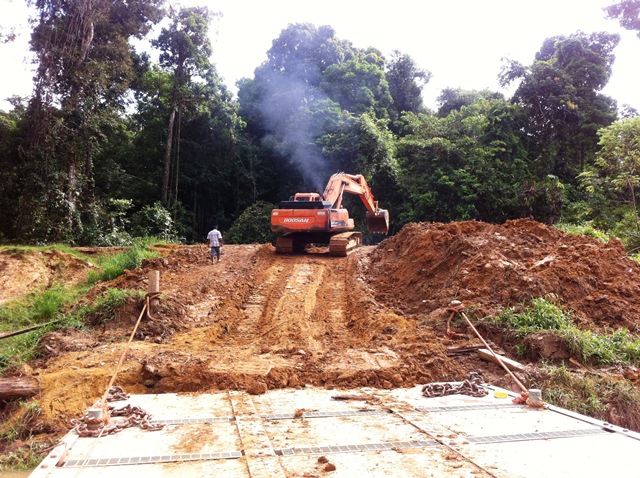 Description: D:\Gil Job Related Doc\Guyana\Guyana Photo Album\2012\Photos\04-11-12\excevator landing\3.jpg