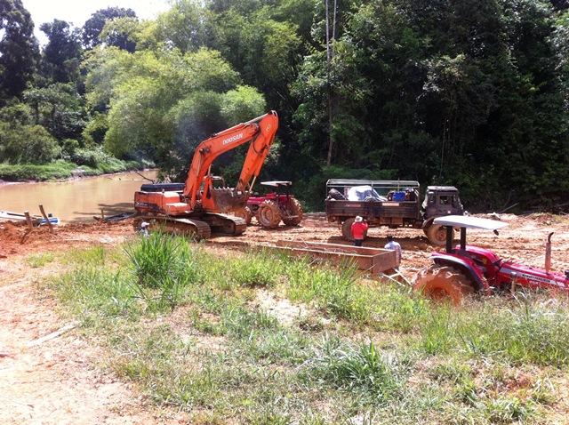 Description: D:\Gil Job Related Doc\Guyana\Guyana Photo Album\2012\Photos\04-11-12\excevator landing\4.jpg