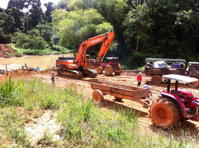 Description: D:\Gil Job Related Doc\Guyana\Guyana Photo Album\2012\Photos\04-11-12\excevator landing\5.jpg